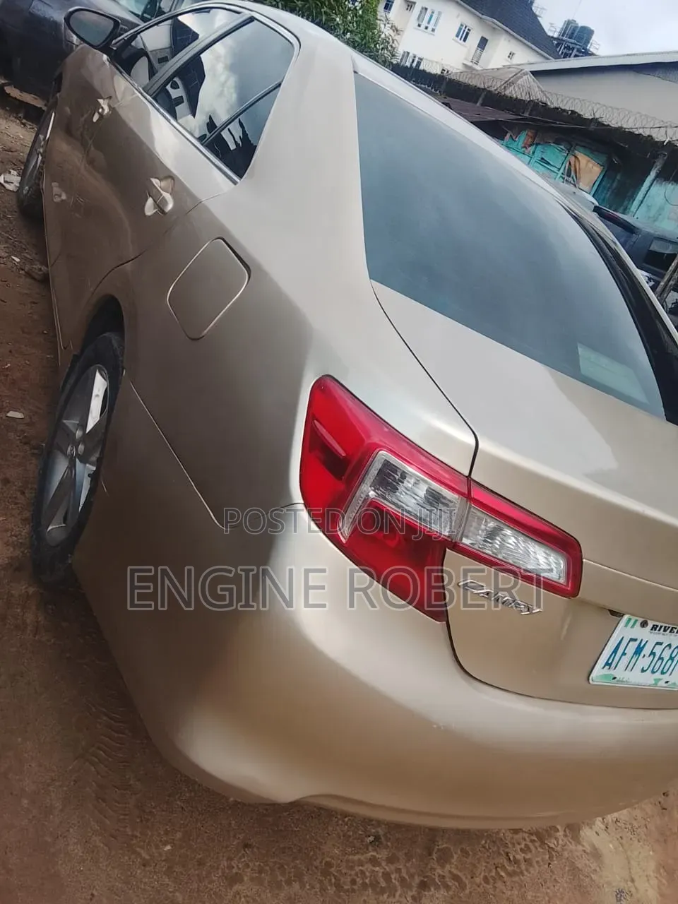 Toyota Camry LE 4dr Sedan (2.5L 4cyl 6A) 2012 Gold