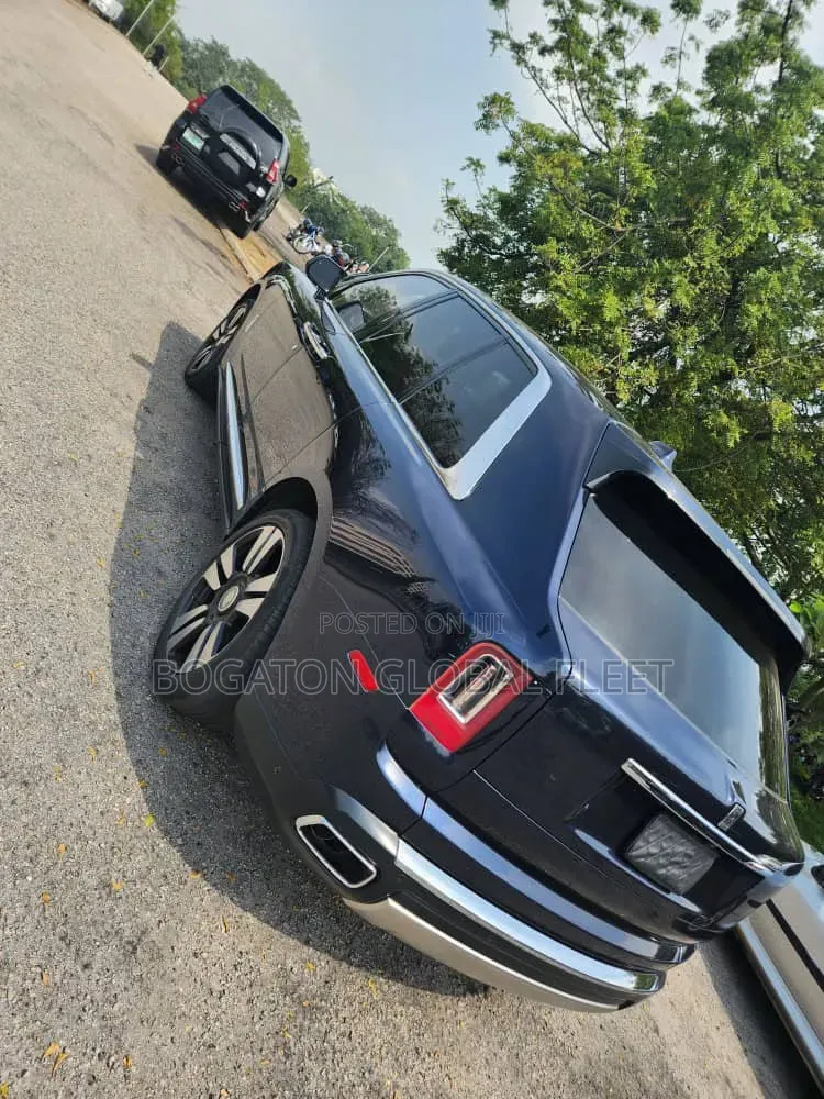 Rolls Royce Cullinan for Rent (Black)