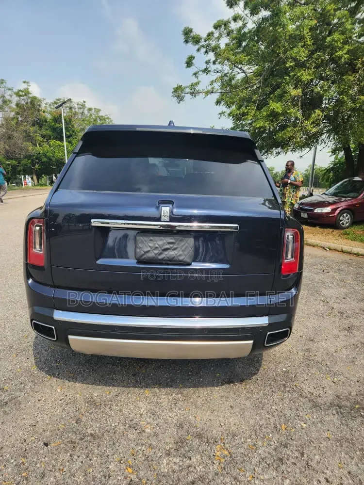 Rolls Royce Cullinan for Rent (Black)
