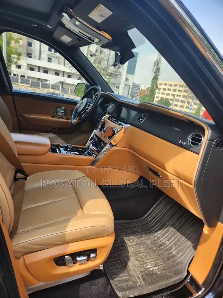 Rolls Royce Cullinan for Rent (Black)