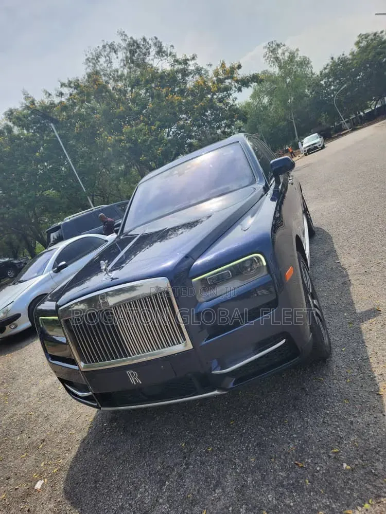Rolls Royce Cullinan for Rent (Black)