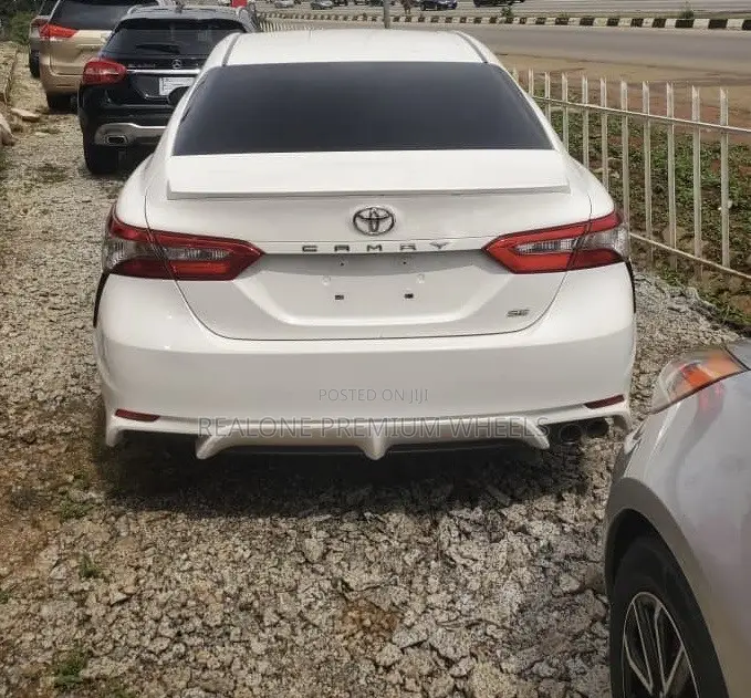 Toyota Camry SE FWD (2.5L 4cyl 8AM) 2018 White