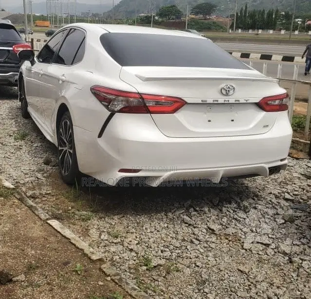 Toyota Camry SE FWD (2.5L 4cyl 8AM) 2018 White