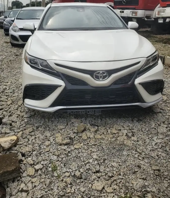 Toyota Camry SE FWD (2.5L 4cyl 8AM) 2018 White