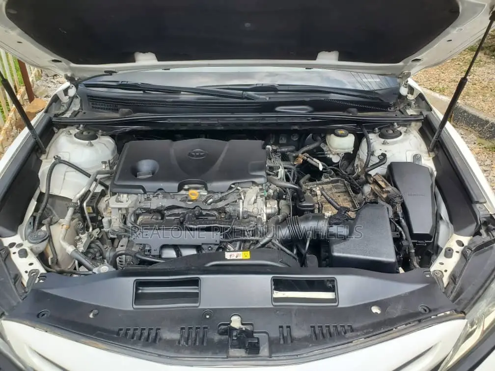 Toyota Camry SE FWD (2.5L 4cyl 8AM) 2018 White