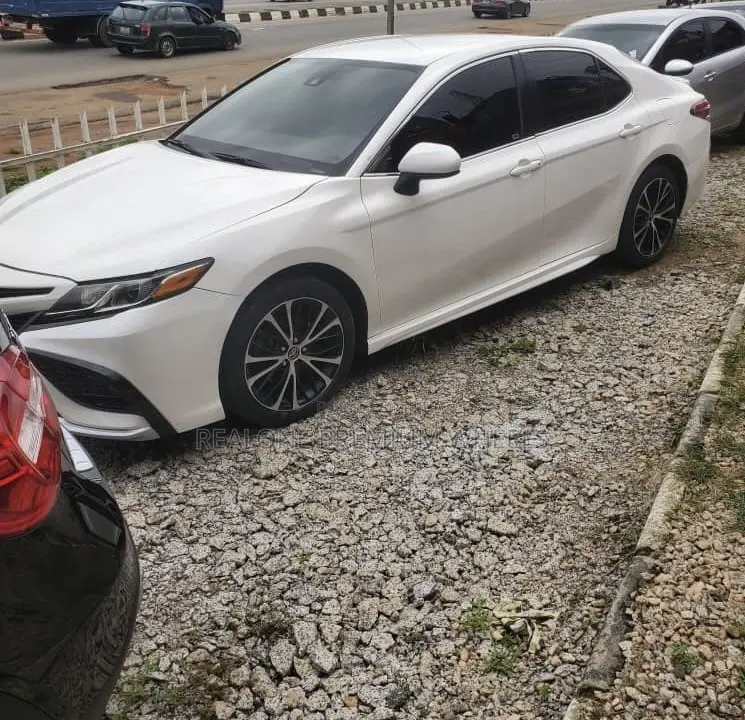 Toyota Camry SE FWD (2.5L 4cyl 8AM) 2018 White