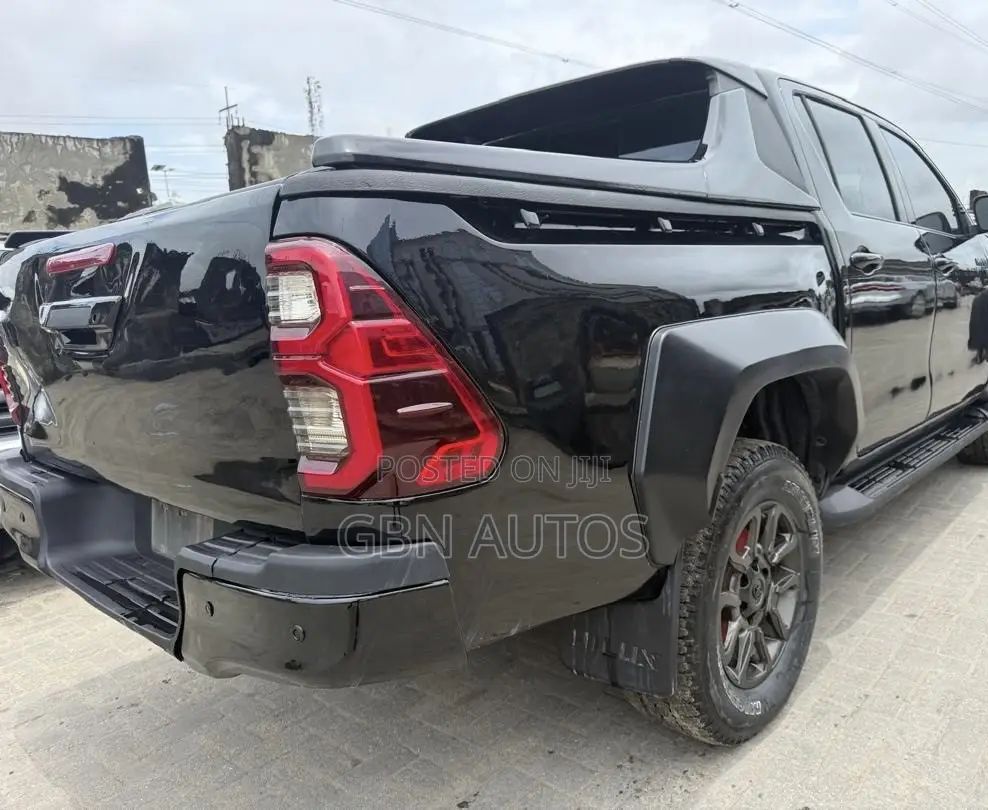 Toyota Hilux SR 4x4 2018 Black