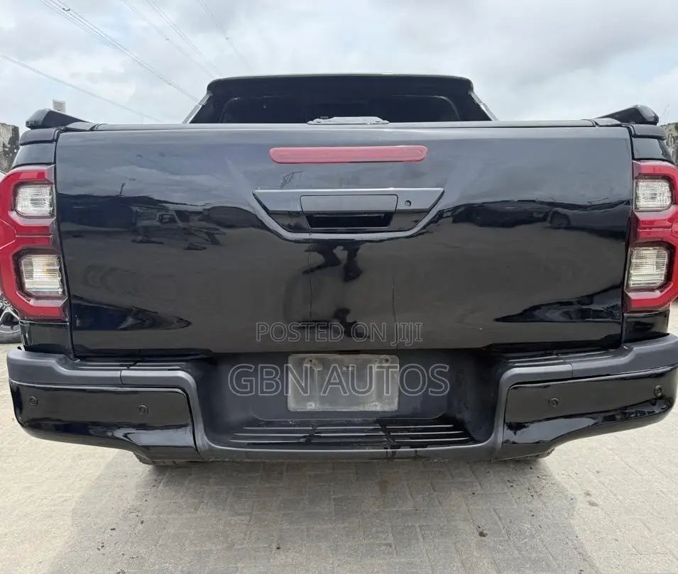 Toyota Hilux SR 4x4 2018 Black