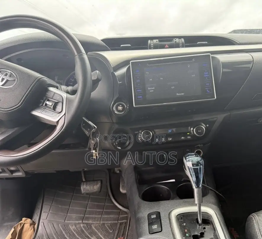 Toyota Hilux SR 4x4 2018 Black