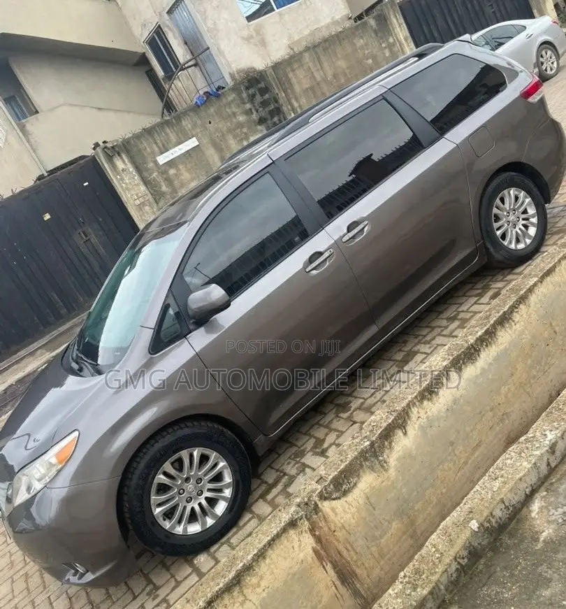 Toyota Sienna XLE 7 Passenger 2012 Gray