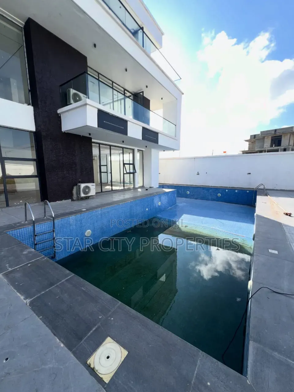 5bdrm Duplex in Osapa London for sale