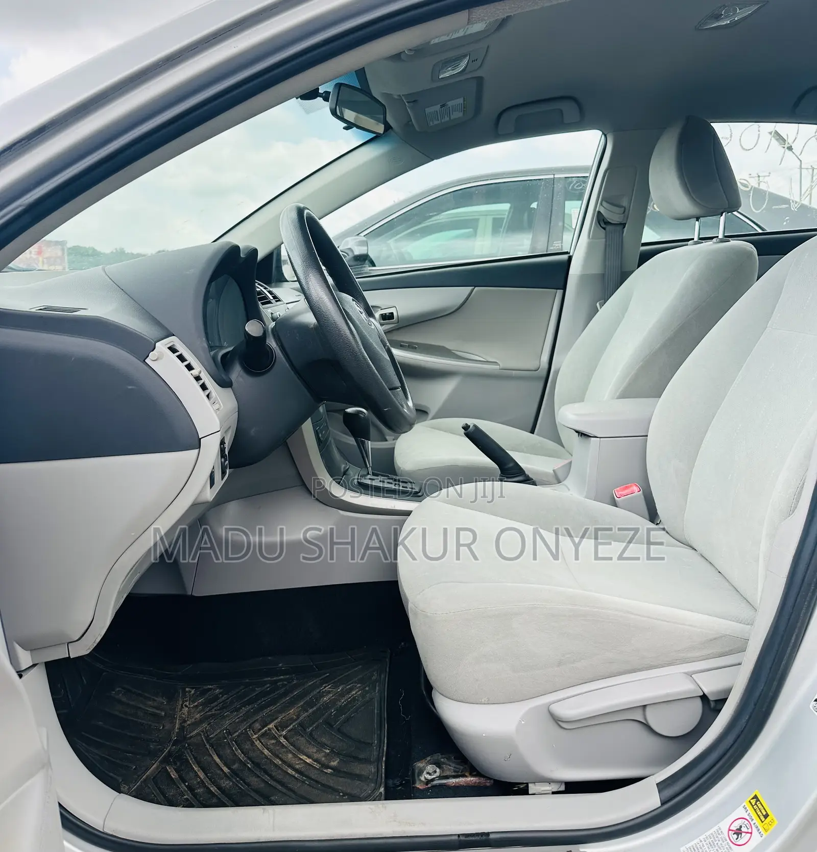 Toyota Corolla LE 4dr Sedan (1.8L 4cyl 4A) 2013 Silver