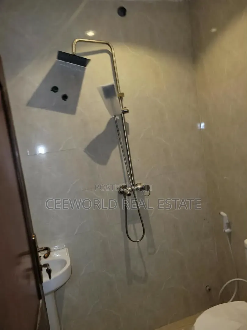 3bdrm Apartment in Ajeigbe Off Ring, CHallenge / Ibadan for rent