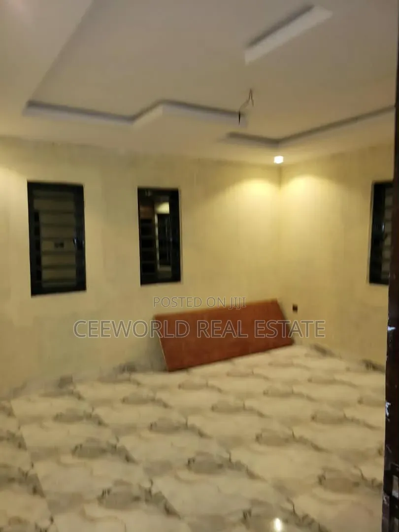 3bdrm Apartment in Ajeigbe Off Ring, CHallenge / Ibadan for rent