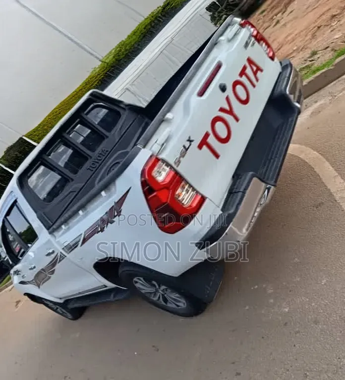 Toyota Hilux 2022 White
