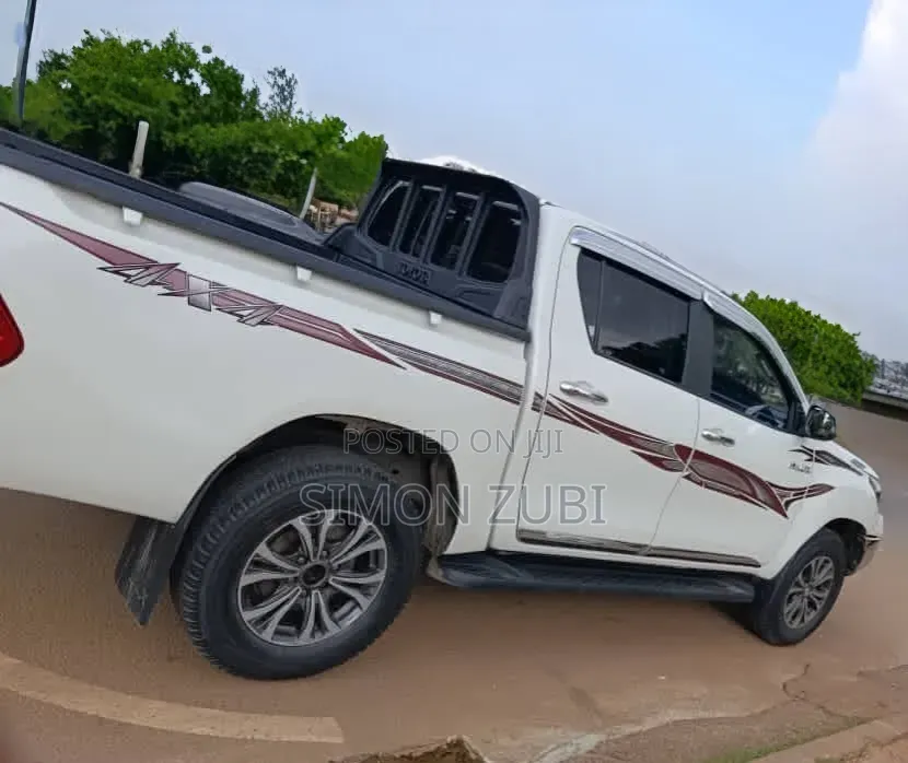 Toyota Hilux 2022 White