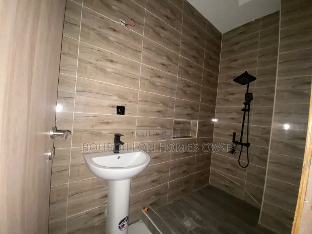 2bdrm Apartment in Chevron Lekki Lagos for sale