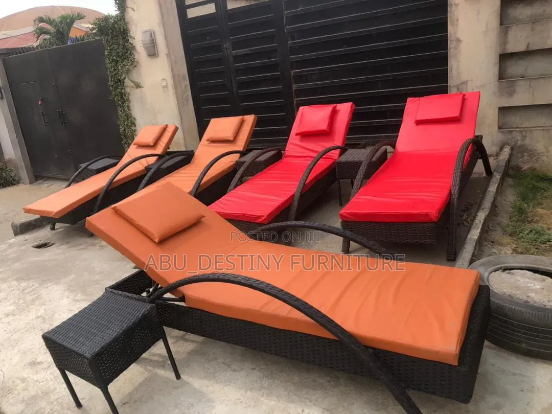 Outdoor Rattan Pool Loinger/Sun Bed With Cushion