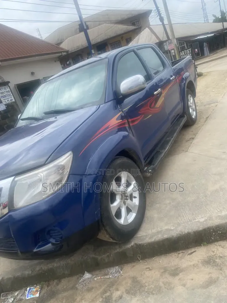 Toyota Hilux 2010 Blue