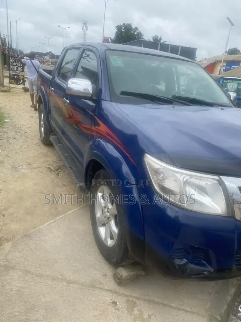 Toyota Hilux 2010 Blue