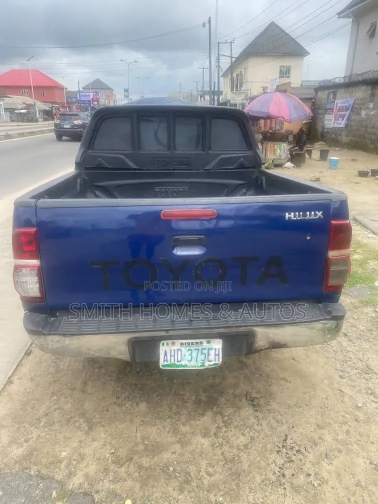 Toyota Hilux 2010 Blue