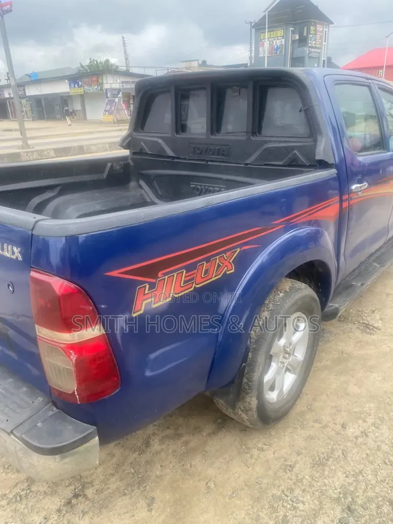 Toyota Hilux 2010 Blue