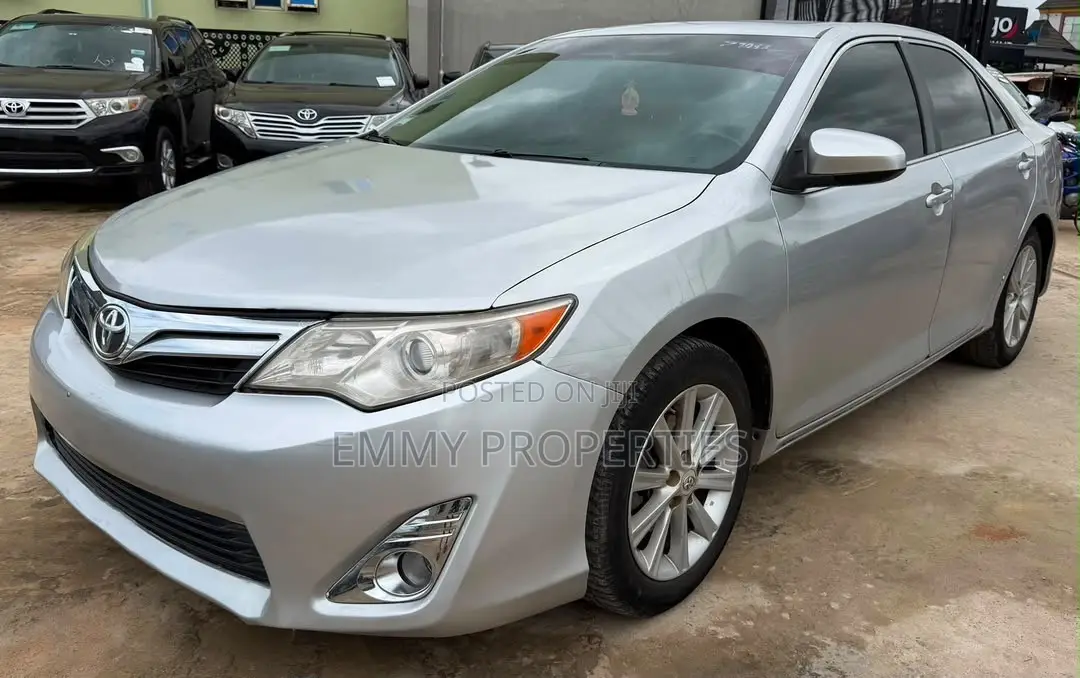 Toyota Camry XLE 4dr Sedan (2.5L 4cyl 6A) 2014 Silver