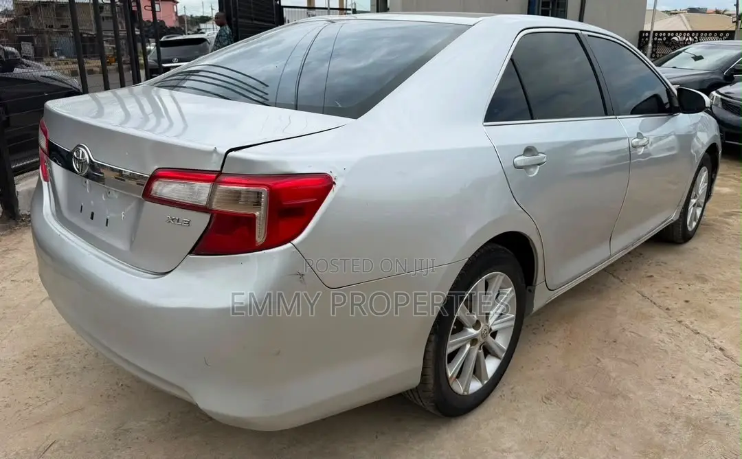 Toyota Camry XLE 4dr Sedan (2.5L 4cyl 6A) 2014 Silver