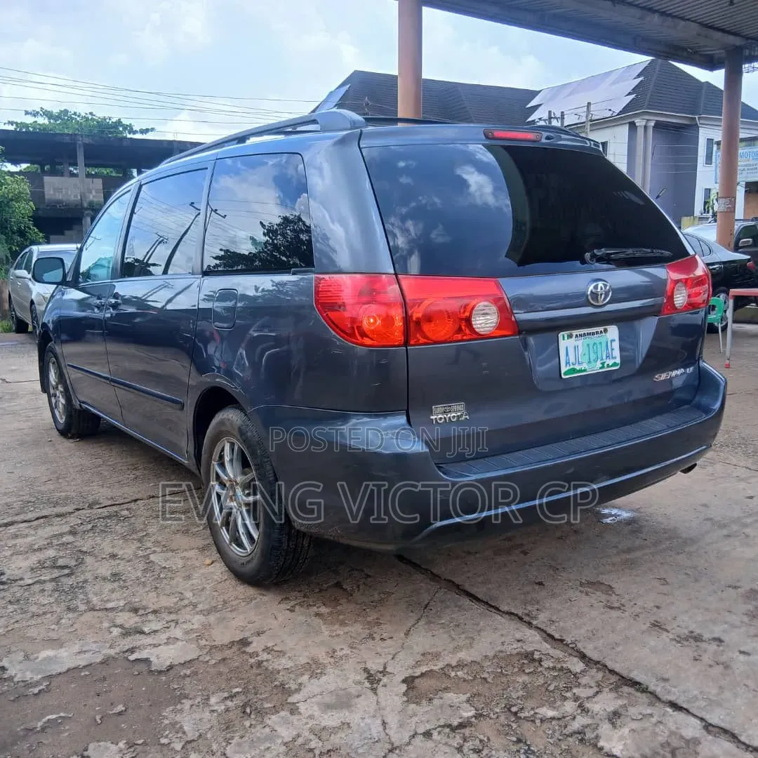 Toyota Sienna 2009 Blue