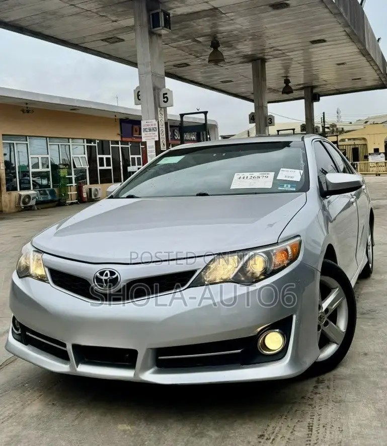 Toyota Camry SE 4dr Sedan (2.5L 4cyl 6A) 2013 Silver