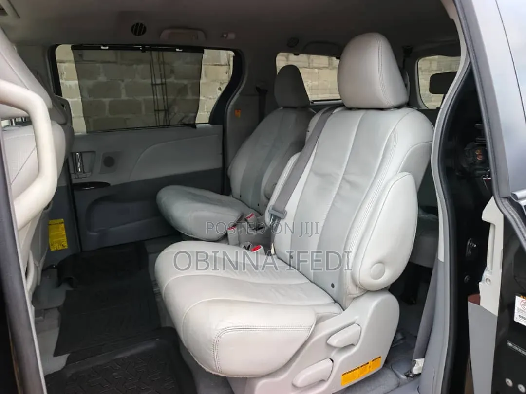 Toyota Sienna 2011 Black