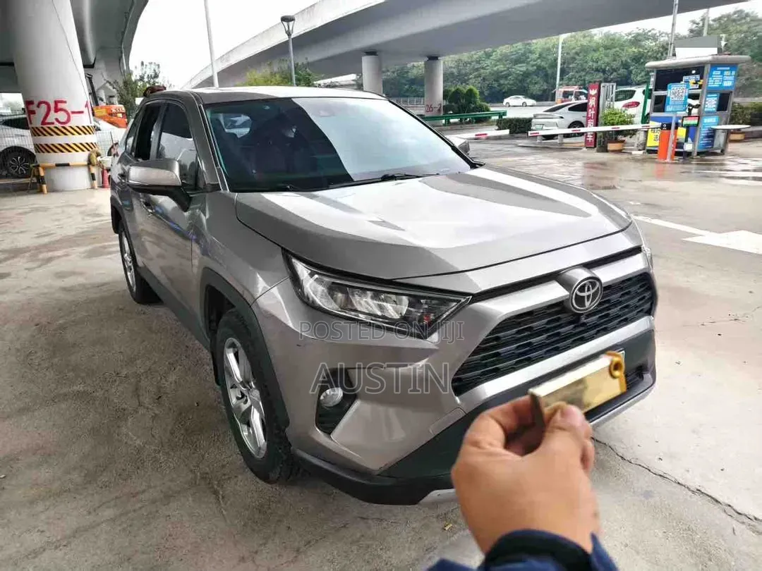 Toyota RAV4 2021 Silver