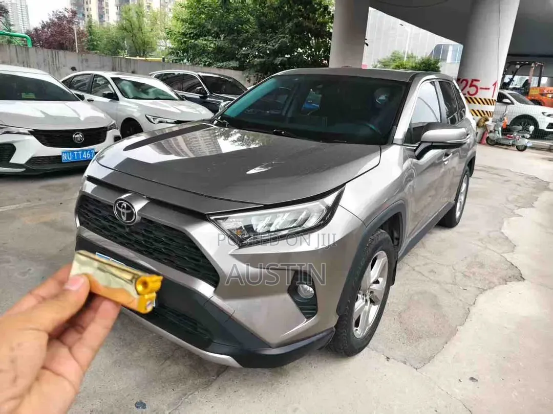 Toyota RAV4 2021 Silver