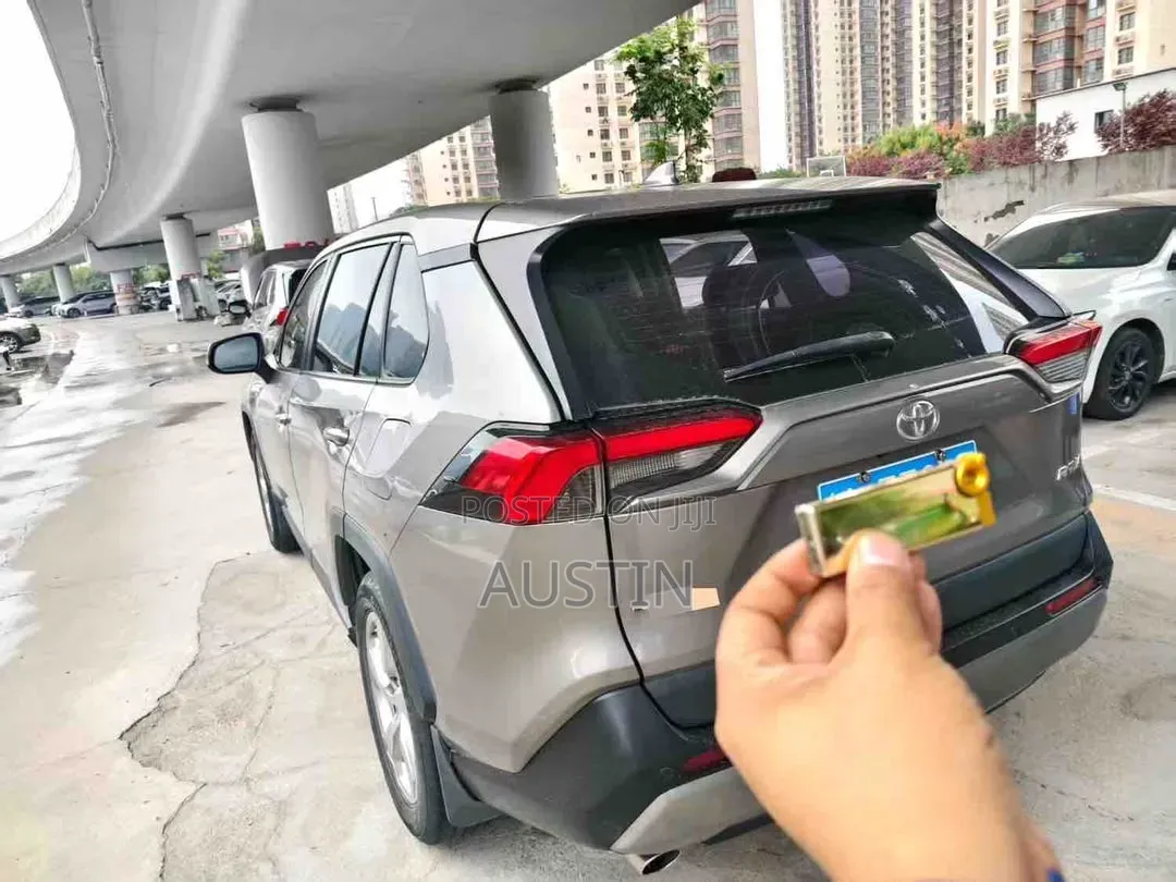 Toyota RAV4 2021 Silver