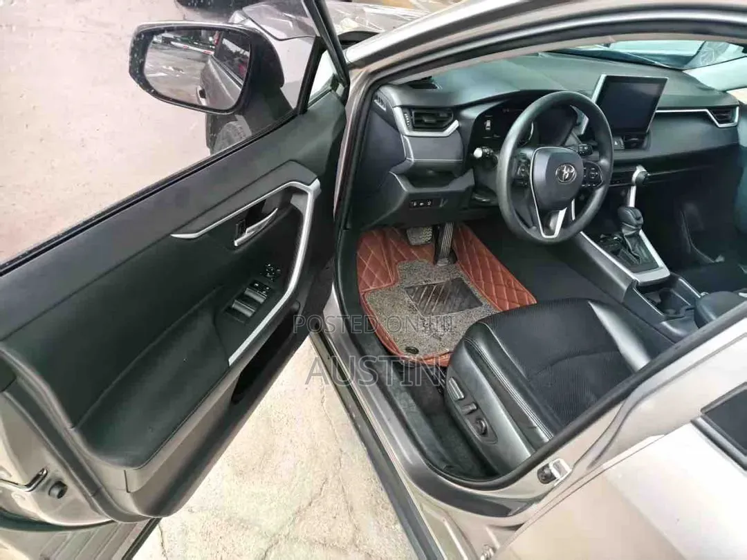 Toyota RAV4 2021 Silver