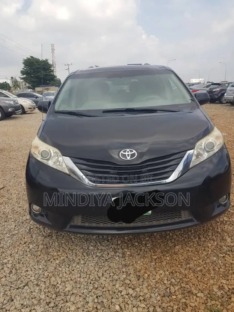 Toyota Sienna 2015 Black