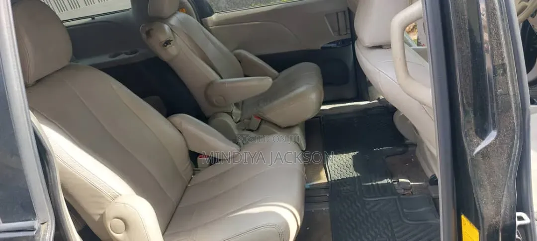 Toyota Sienna 2015 Black