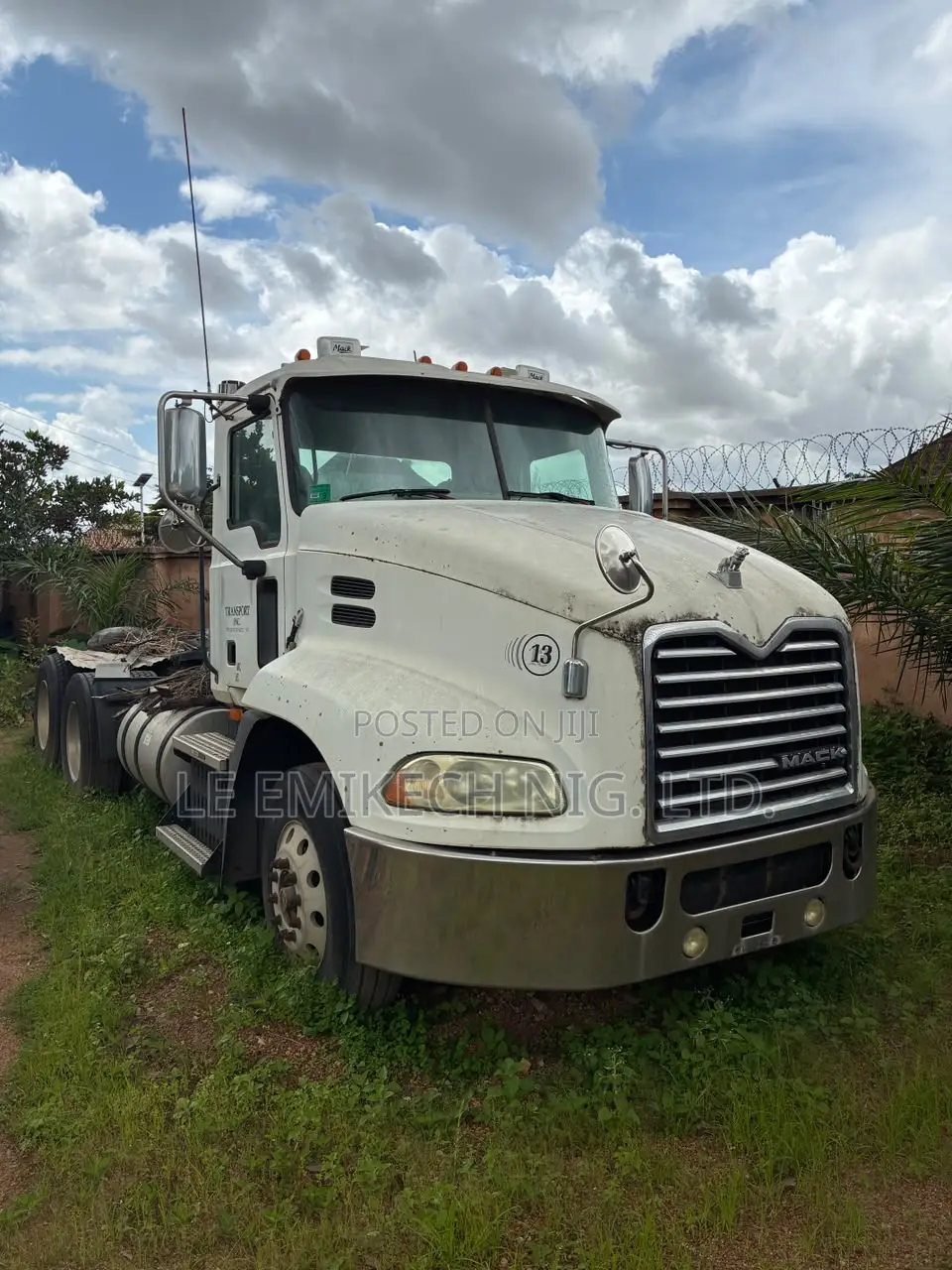2009 Mack Truck Head.