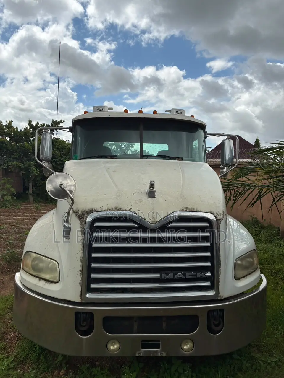 2009 Mack Truck Head.