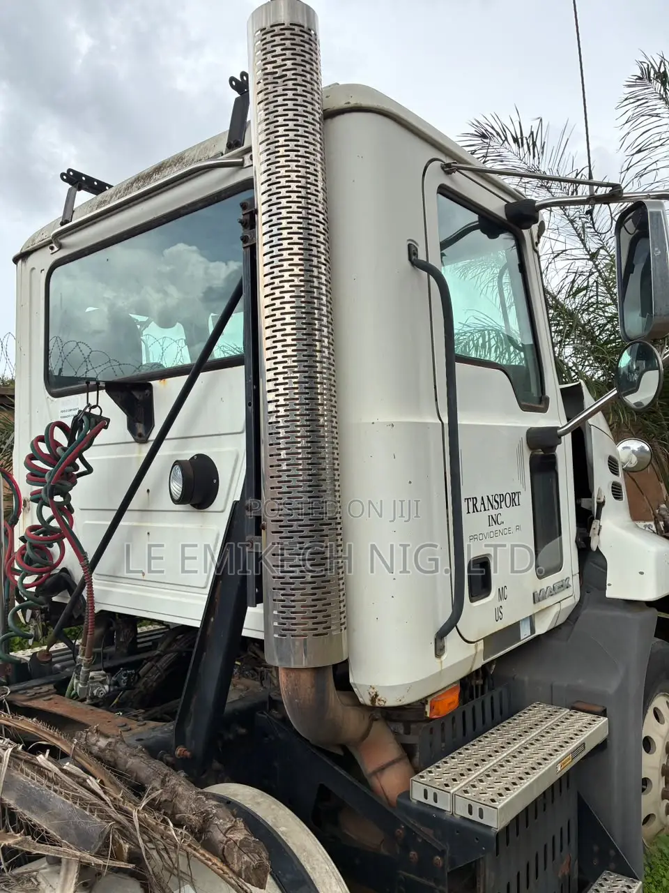 2009 Mack Truck Head.