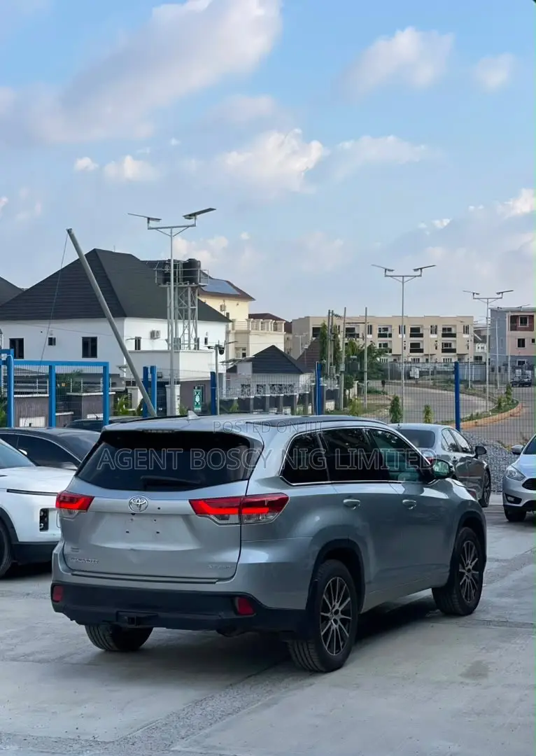 Toyota Highlander XLE 4x2 V6 (3.5L 6cyl 8A) 2018 Silver