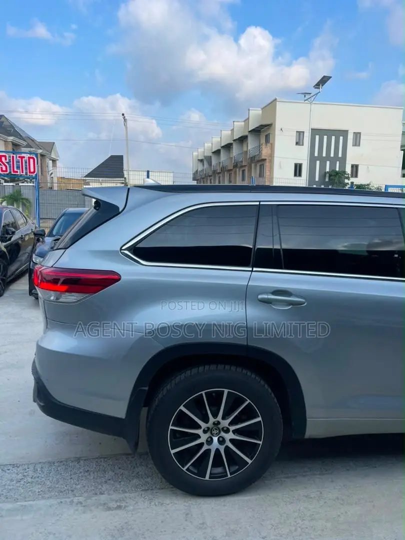 Toyota Highlander XLE 4x2 V6 (3.5L 6cyl 8A) 2018 Silver