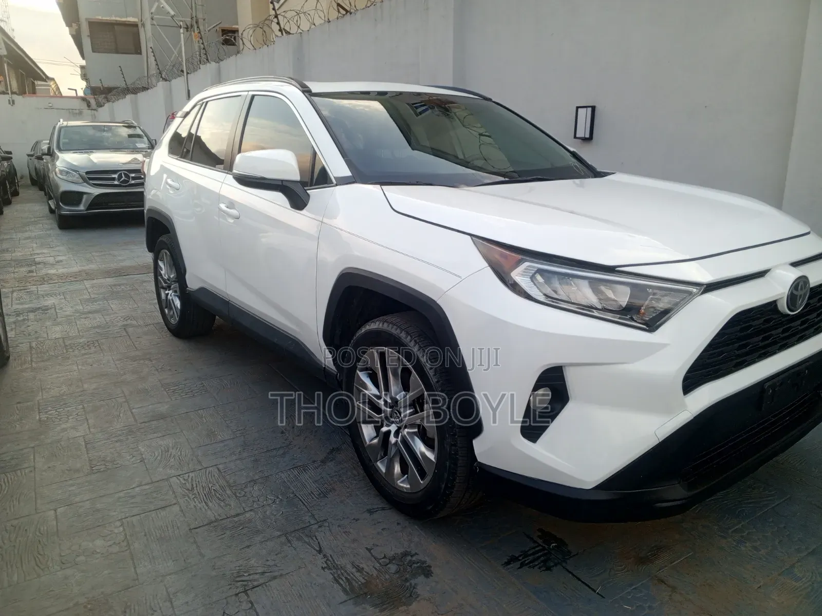 Toyota RAV4 XLE FWD 2019 White