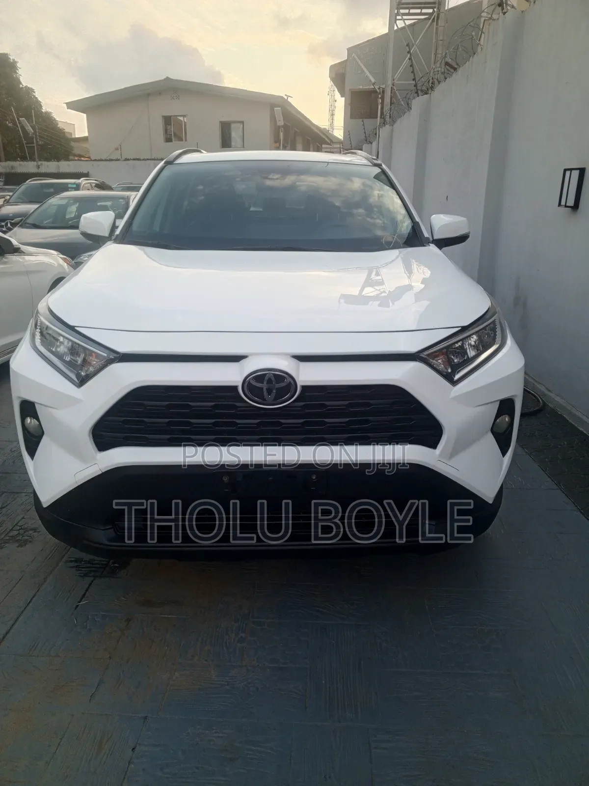 Toyota RAV4 XLE FWD 2019 White