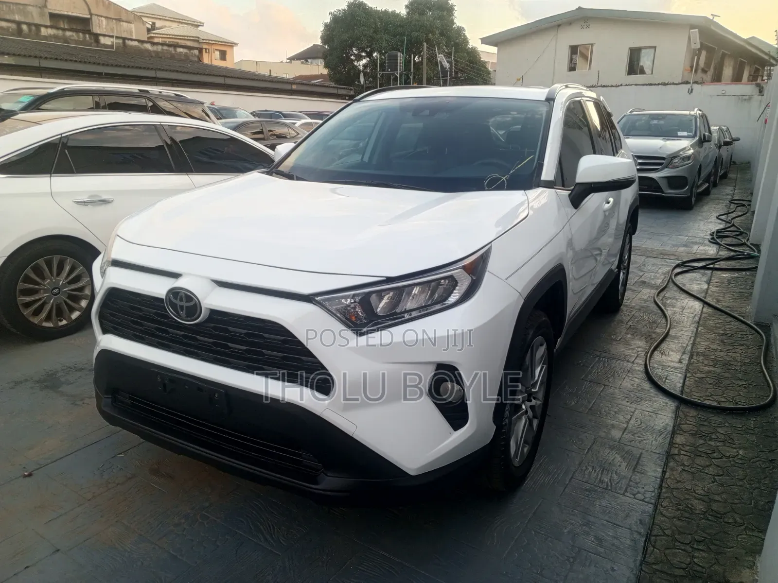 Toyota RAV4 XLE FWD 2019 White