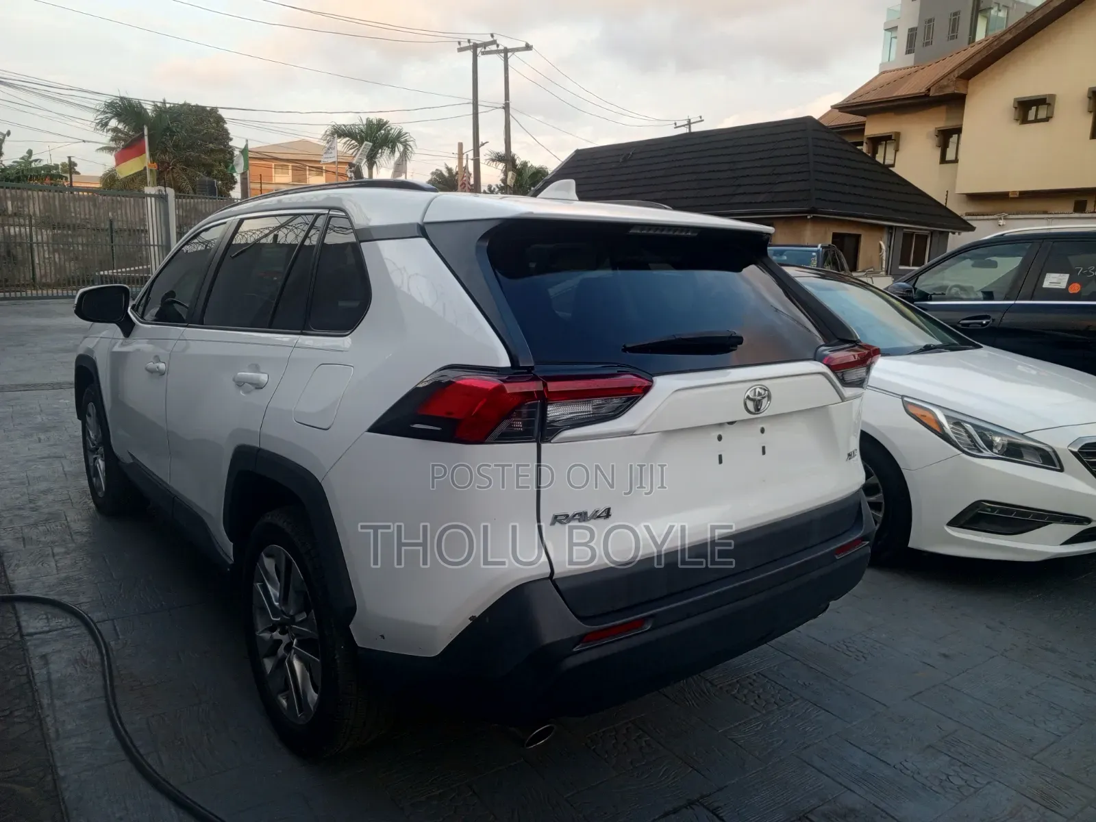 Toyota RAV4 XLE FWD 2019 White