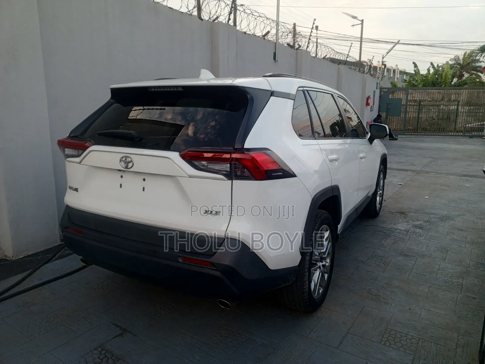 Toyota RAV4 XLE FWD 2019 White