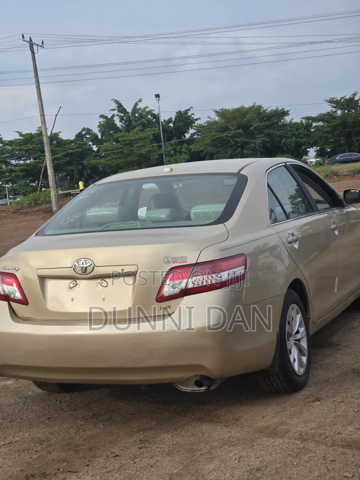Toyota Camry LE 4dr Sedan (2.5L 4cyl 6A) 2011 Gold