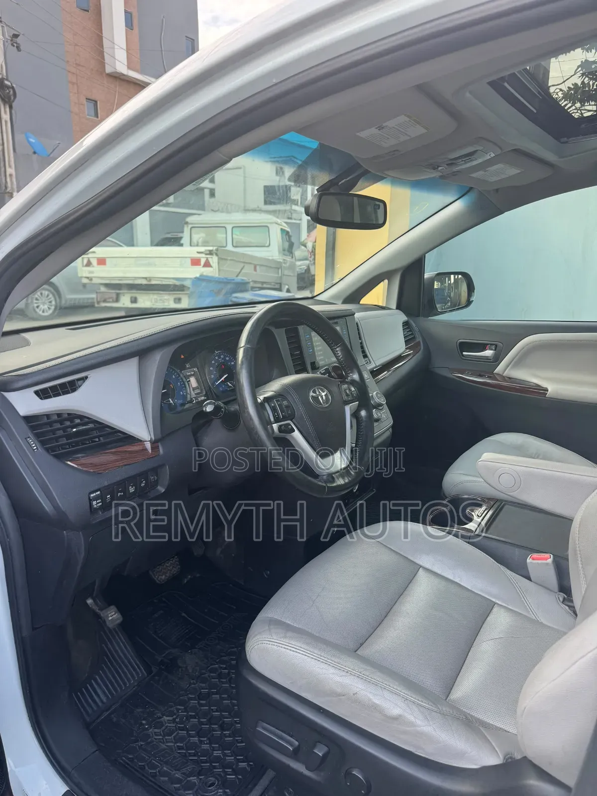 Toyota Sienna Limited Premium 7 Passenger (3.5L 6cyl 8A) 2017 White