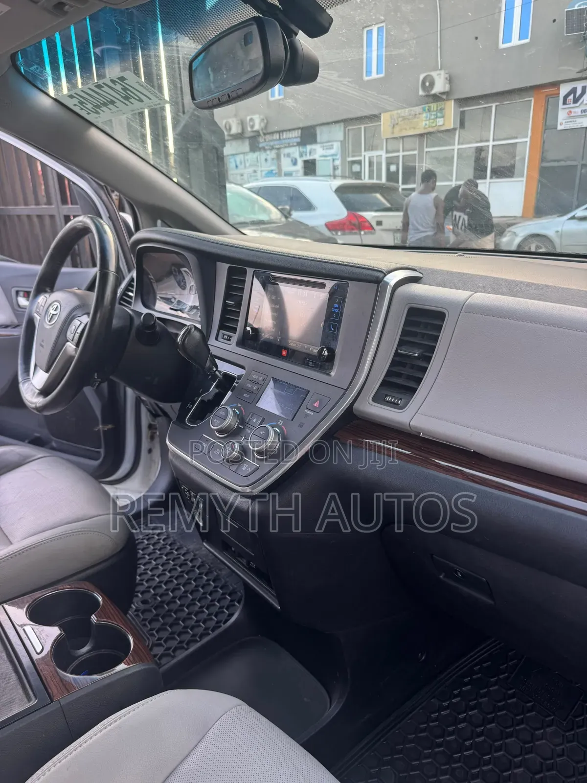 Toyota Sienna Limited Premium 7 Passenger (3.5L 6cyl 8A) 2017 White